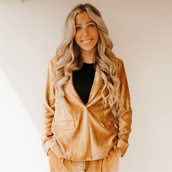 Mink Pink Arianna gold cut velvet one button, two pocket lined, blazer Med NWT - Picture 2 of 16